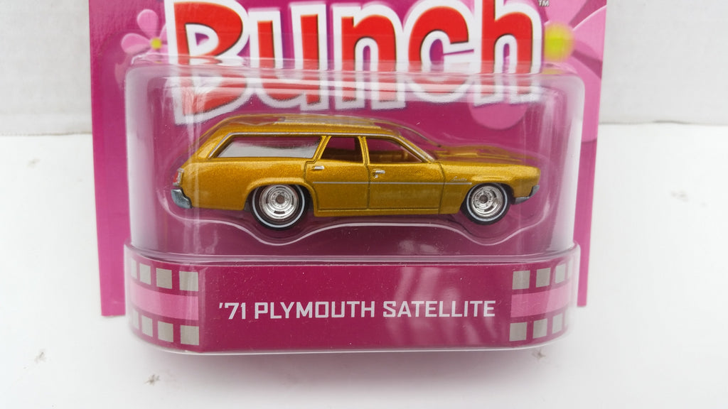 Hot Wheels Retro Entertainment 2013 The Brady Bunch 71 Plymouth Sat MVE Collectibles